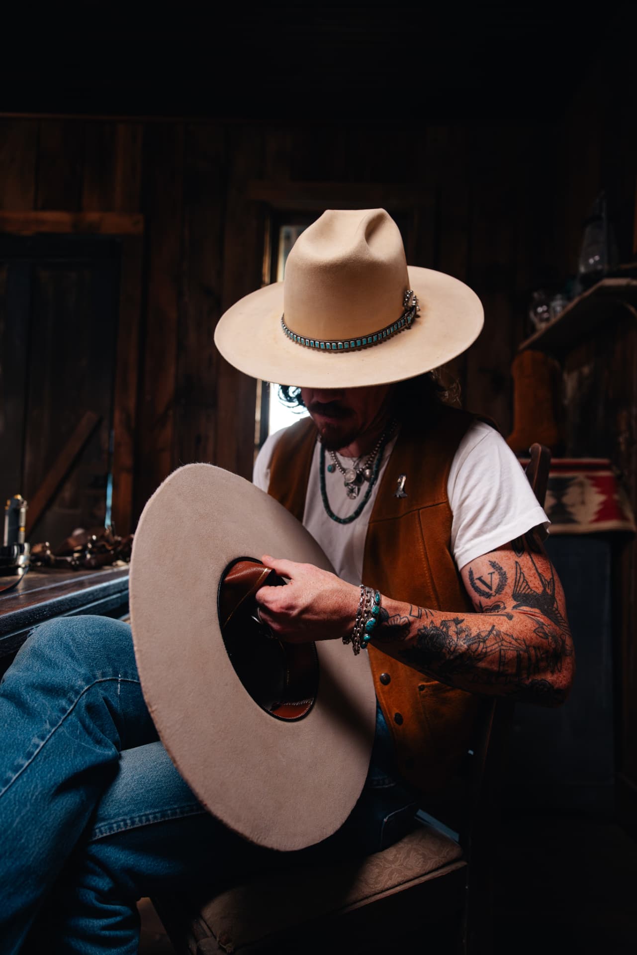 The brim, worked by hand.